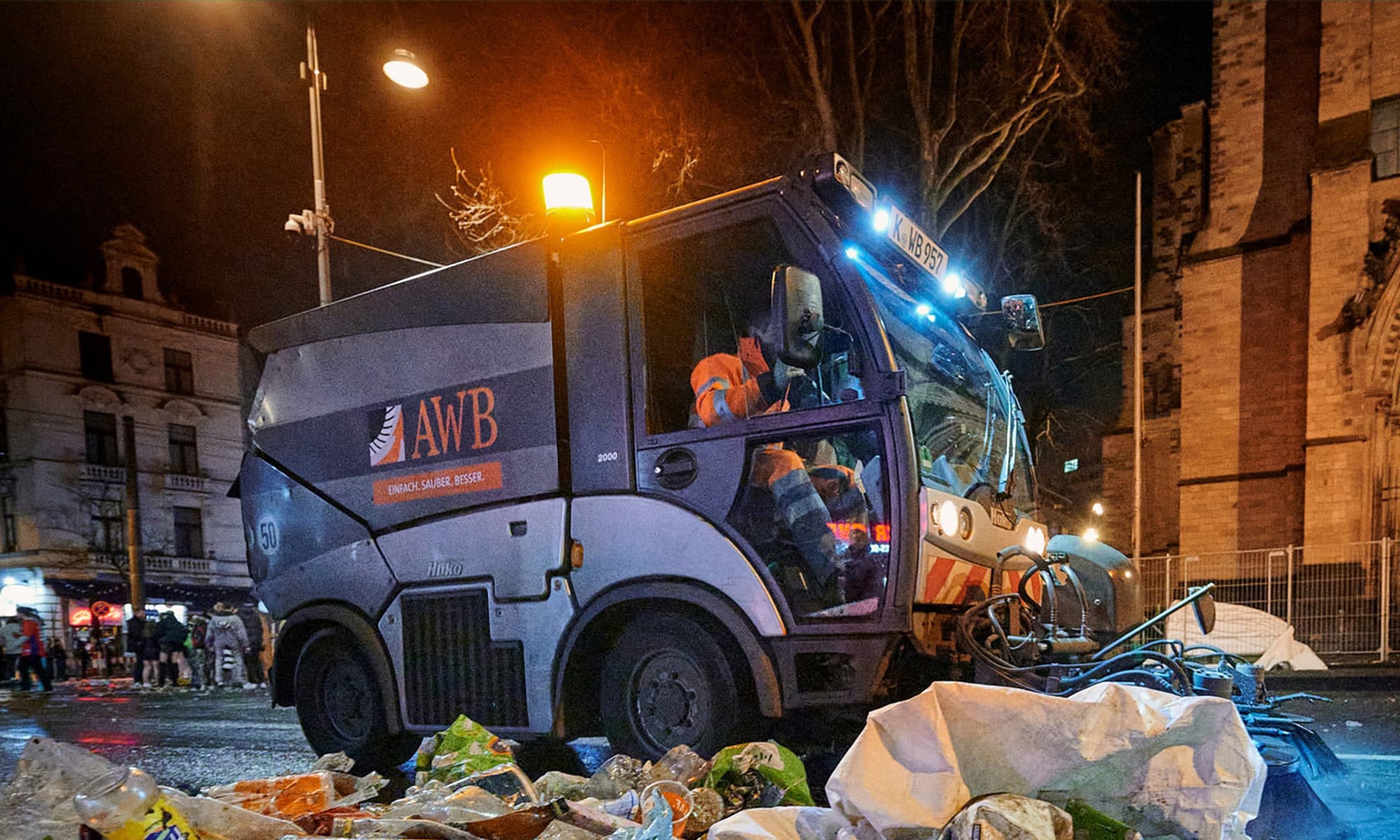 Reinigungsfahrzeug der AWB bei Nacht